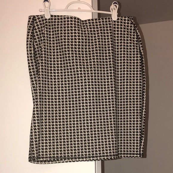 Old Navy Dresses & Skirts - Houndstooth skirt